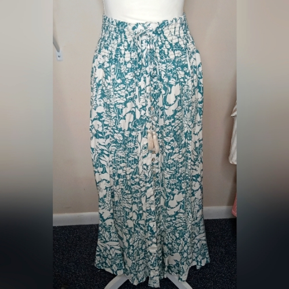 Long skirt with slit